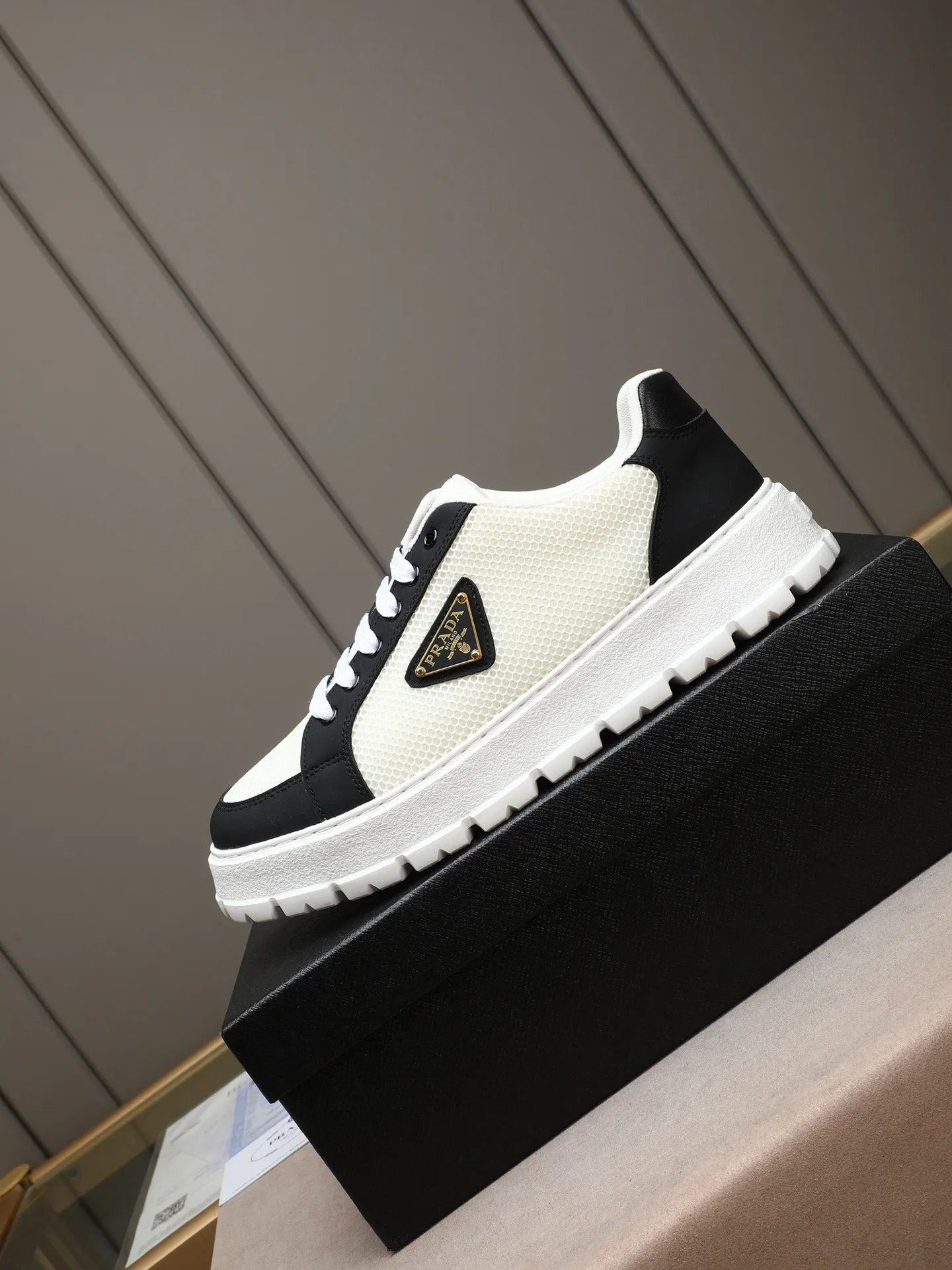 Men's Men's Shoes 💰440 Prada/Prada Men's new casual shoes, this sports shoe is made of imported calfskin upper with breathable mesh and breathable mesh lining. The foot pads are made of sheepskin, and the outsole is made of non-slip sports exclusive rubber outsole with logo. It feels good on the feet and is a fashionable item! Size: 38-44 (45 customized)